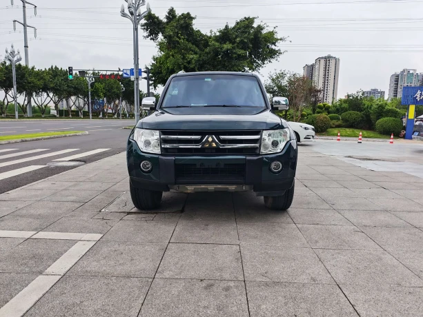 Mitsubishi Pajero (imported)