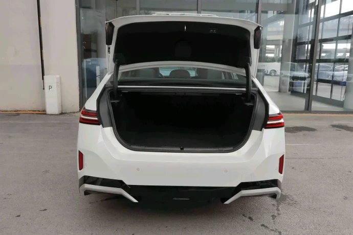 BMW i5