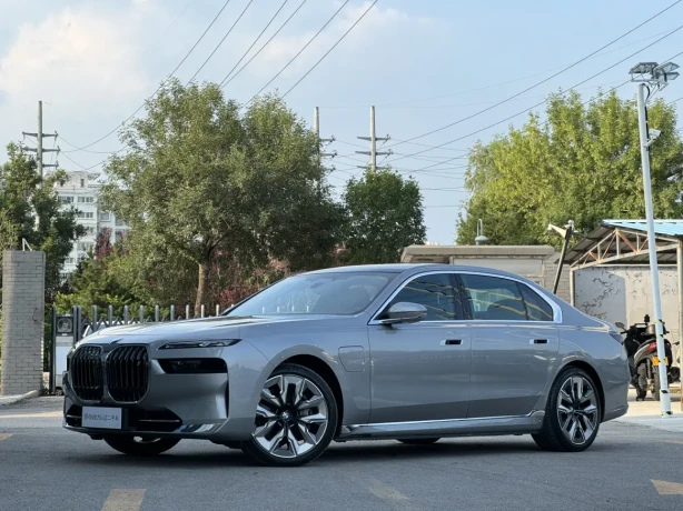 BMW i7