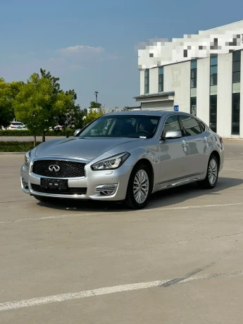 Infiniti Q70